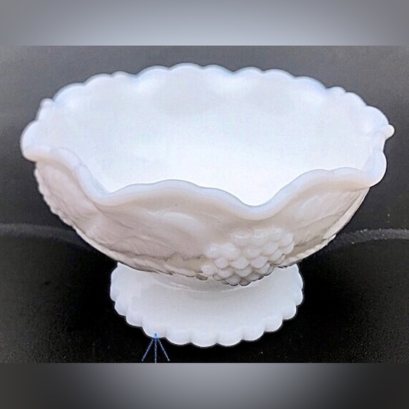 Vintage 1900s Early 20th Century Milk Glass  Scalloped Footed Oyster Dish - Picture 8 of 10